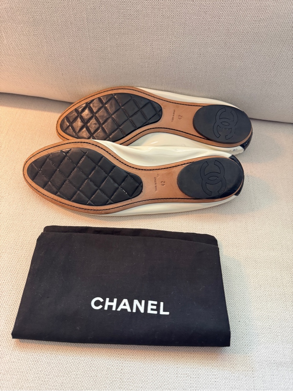 CHANEL Monochrome Patent Leather Elastic Cap Toe Ballet Flats, EU 42 - Picture 6 of 11